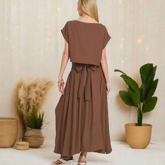 This heavy woven span crop tee and skirt set is a trendy and chic ensemble for your wardrobe.
